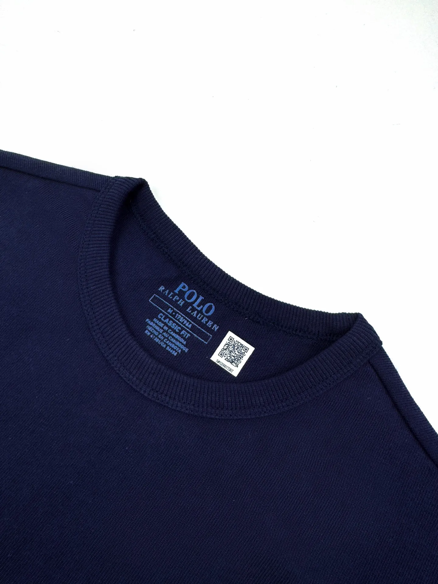 P190 Ralph Lauren logo embroidered short sleeves. Customized cotton and linen soft plain fabric. It feels delicate and comfortable against the skin. A touch of midnight navy blue is the main color. Exquisite white pony logo is embellished. Fully recognizable. With a breath of freedom and vitality. A symphony of pure and smart colors. It outlines a high-end silhouette with extreme simplicity. Becoming the smart focus of the vision. Showing taste in silence. Process 1: Using imported machine embroidery technology using advanced computer control systems and precise mechanical components. Realize the iconic pony embroidery operation with high precision and smooth and delicate lines. Process 2: The fabrics are washed and have a better hand feel. Not easy to deform, not easy to shrink, not easy to fade, and maintain long-term beauty. Accessories: Customized 1:1 Ralph Lauren trademark. Version: Fitted version. Size: S M L XL. Style number: CC933.
